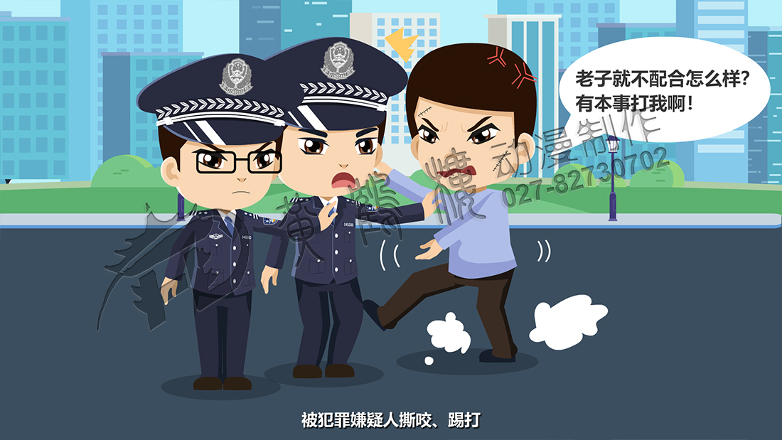 說著沖上前拽著警察衣服撕咬、踢打警察.jpg
