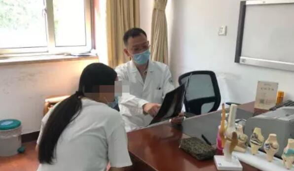 劉迅醫(yī)生在為家長解讀.jpg 劉迅醫(yī)生在為家長解讀.jpg